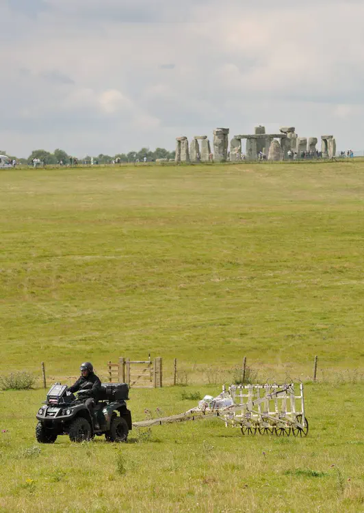 Wolfgang Neubauer operates a motorised multisensor magnetometer during the geophysical archaeological prospection field campaign in Stonehenge. Credit: LBI ArchPro.