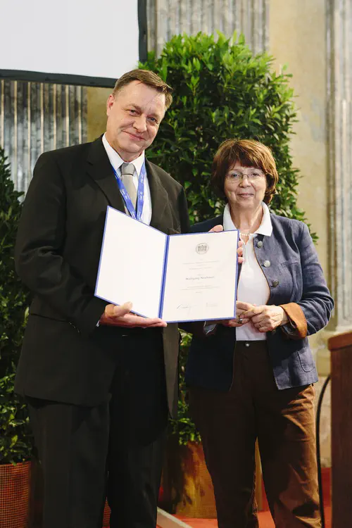 Wolfgang Neubauer receives his certificate of admission to the Austrian Academy of Sciences from Brigitte Mazohl, president of the philosophical-historical class of the Academy. With his membership in the Academy he is honored for his outstanding scientific achievements and his high reputation in the scientific community. Credit: ÖAW/Niko Havranek.